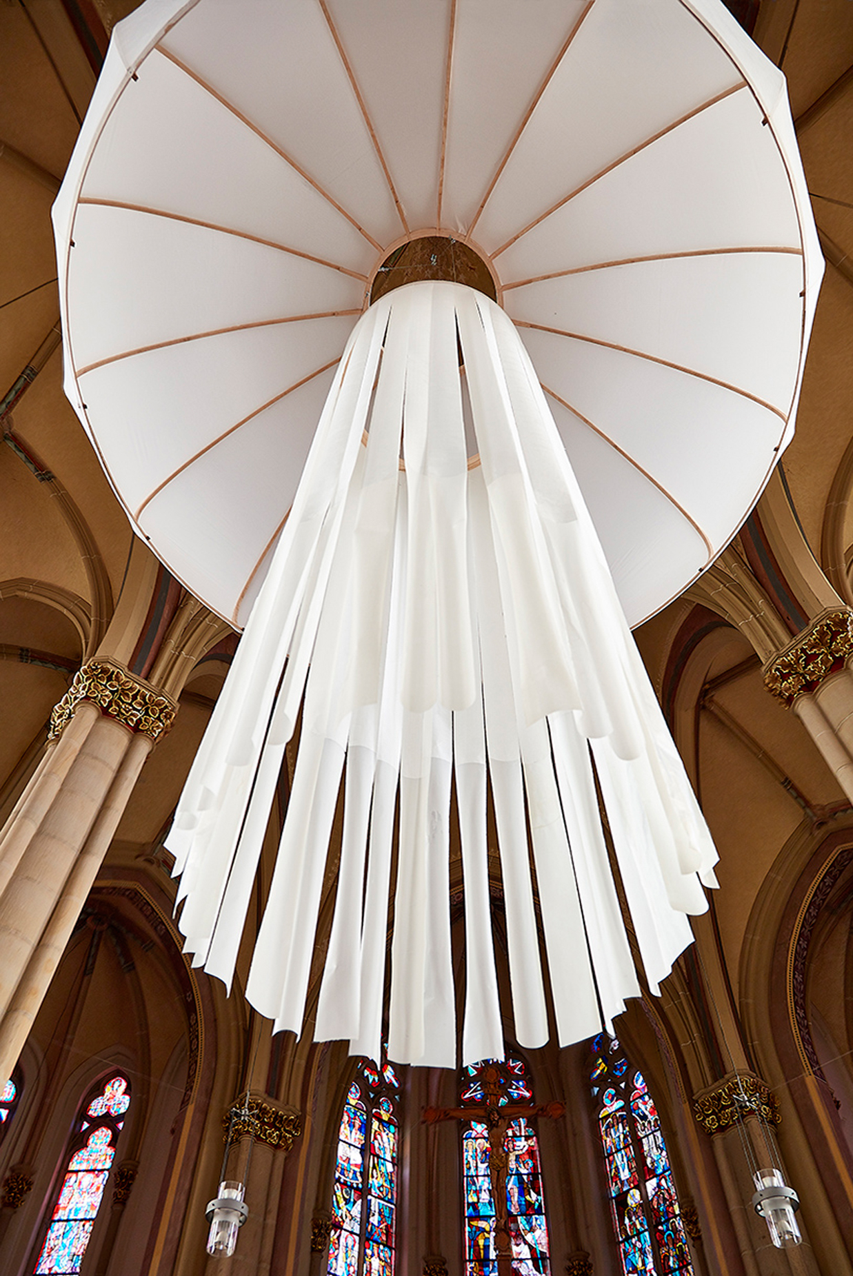 In der katholischen Kirche St. Georg in Schwalmtal zeigt der Bildhauer Andreas Bee seine übergroßen, zugleich zarten Papierarbeiten.