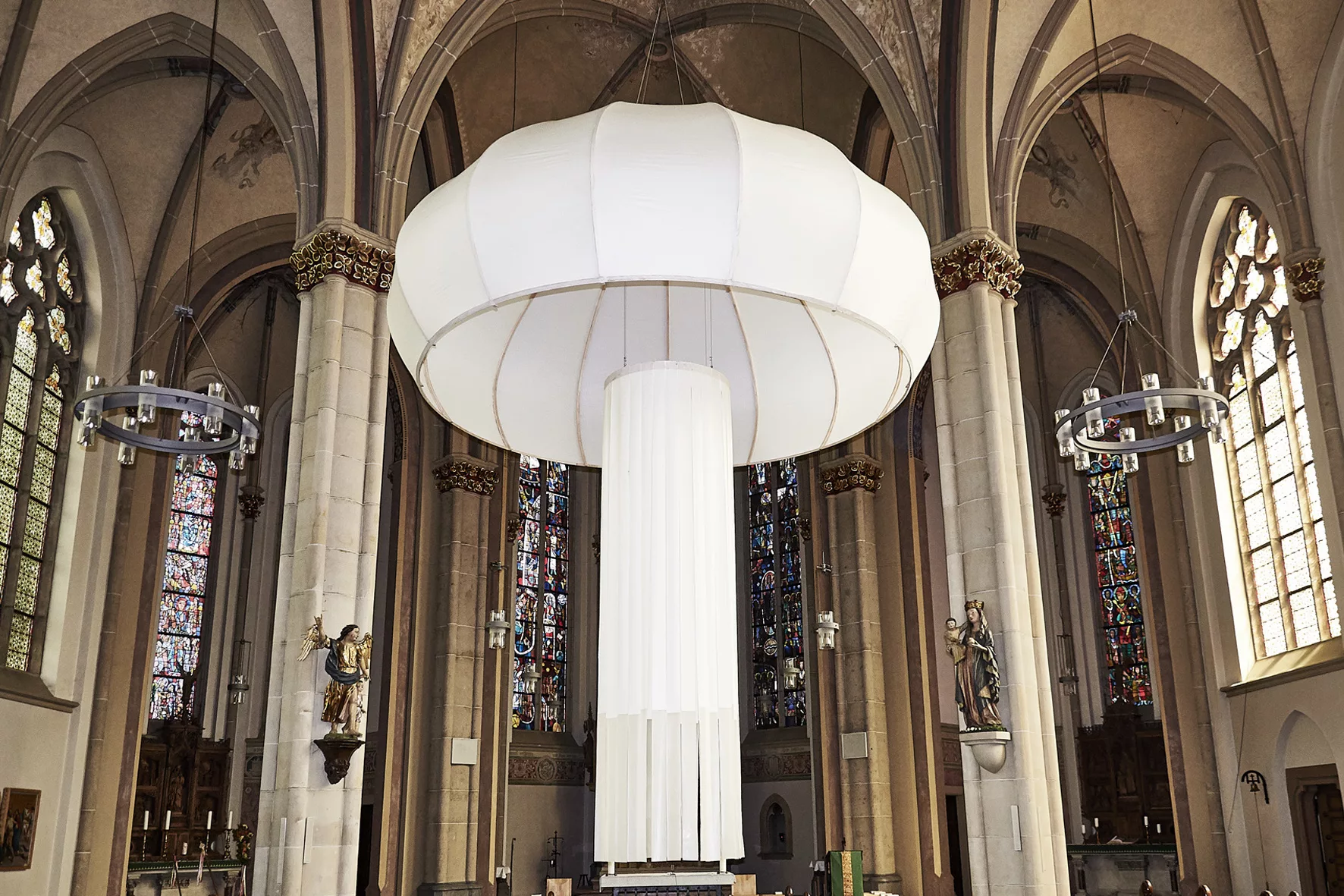 In der katholischen Kirche St. Joseph in Münster zeigt der Bildhauer Andreas Bee seine übergroßen, zugleich zarten Papierarbeiten.