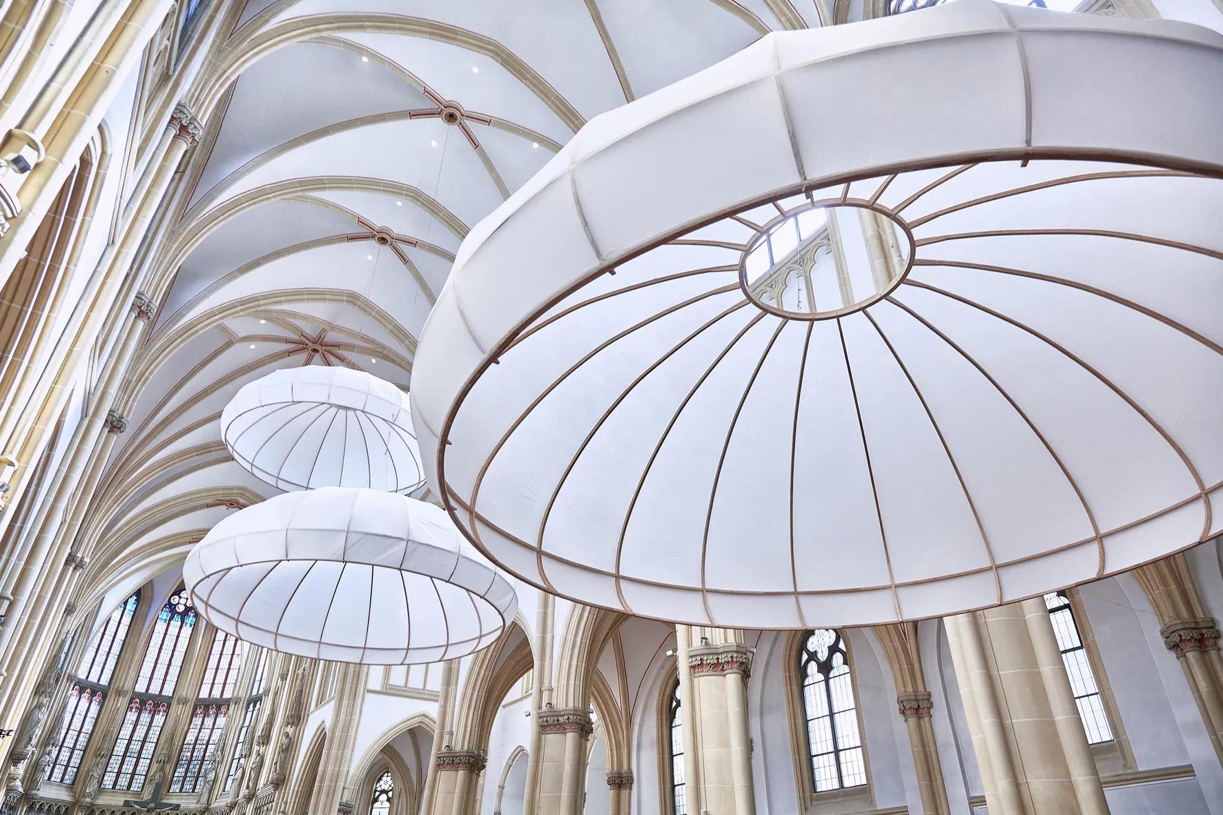 In der katholischen Kirche St. Joseph in Münster zeigt der Bildhauer Andreas Bee seine übergroßen, zugleich zarten Papierarbeiten.