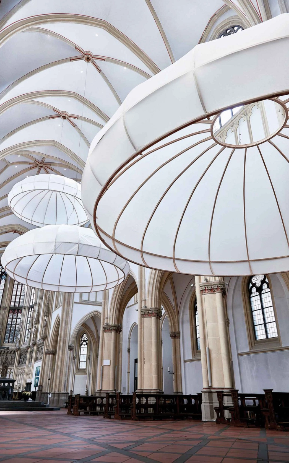 In der katholischen Kirche St. Joseph in Münster zeigt der Bildhauer Andreas Bee seine übergroßen, zugleich zarten Papierarbeiten.