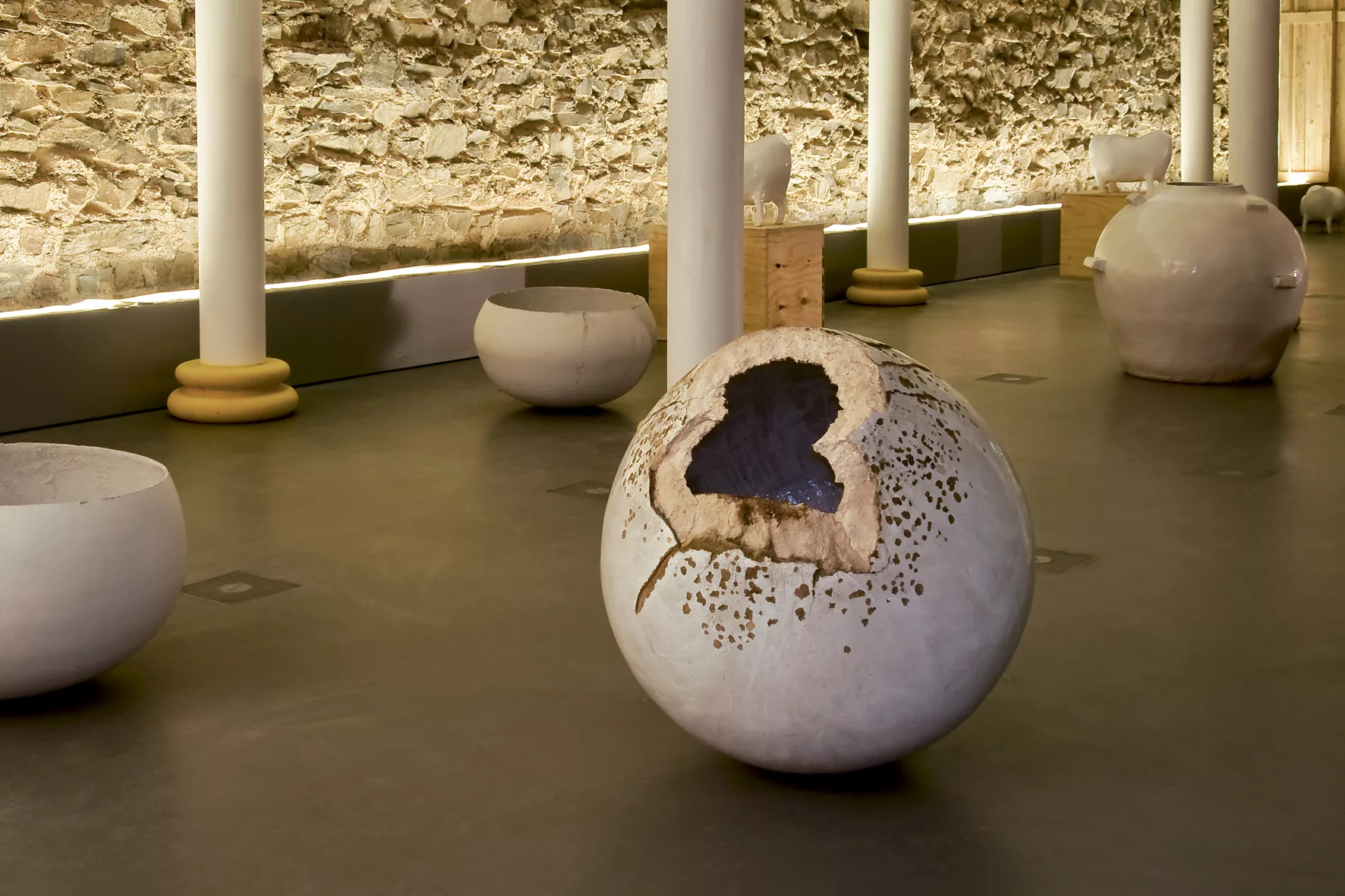 Katalogfotos für die Ausstellung LAVABO des Bildhauers Andreas Bee im Kunstverein Xanten, LVR-RömerMuseum Xanten, NRW, 2010