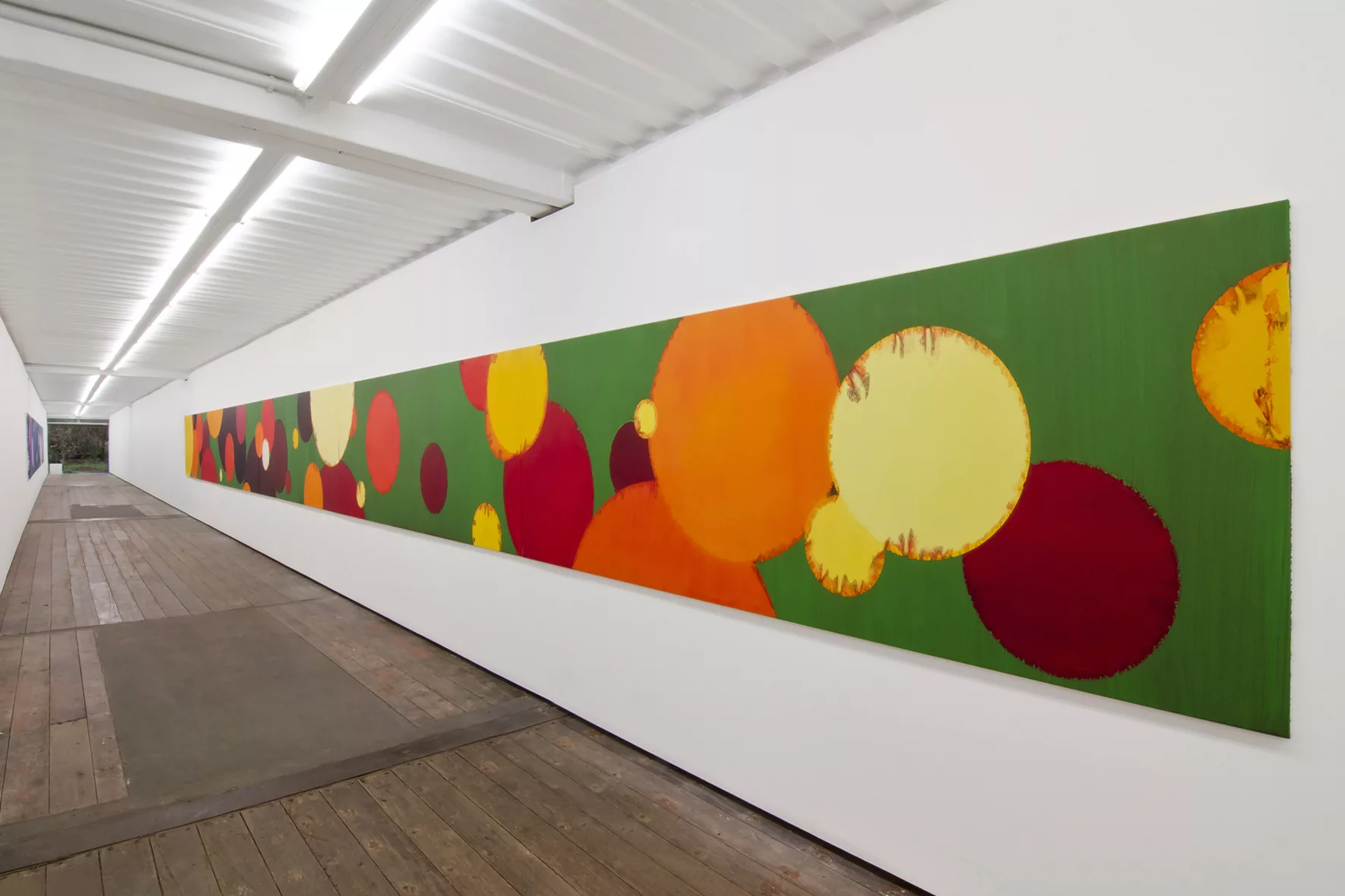 Ein zweites großformatiges grün-orangefarbiges Bild des Malers Hans-Willi Notthoff im Tunnel des Filed Institues Hombroich, Raketenstation, Stiftung Insel Hombroich, 2010